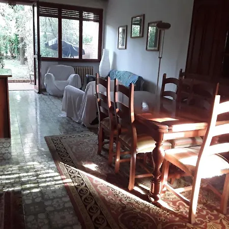 Charming Villa In Tirrenia With Patio فيلة