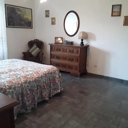 Charming Villa In Tirrenia With Patio فيلة